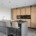 Keuken met eikenhouten kastenwand